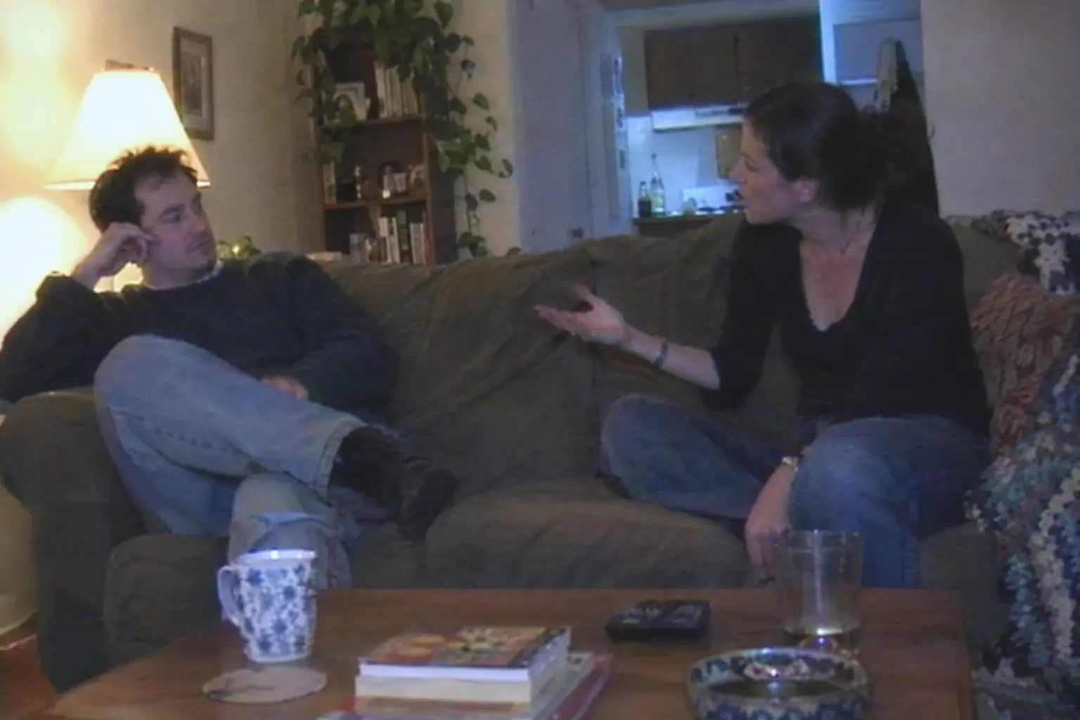 Женщина объясняет позицию жестом: разговор вместо игр
