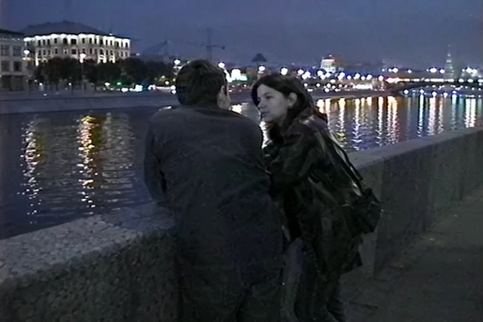 Двое у парапета набережной ночью, огни города отражаются в реке, глубокий разговор, прохладная палитра с тёплыми фонарями